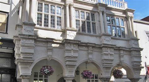 The Exeter Guildhall: Ancient Architecture and Vibrant Cultural Hub!