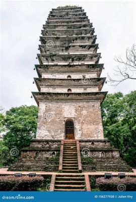  Lingbao-pagoden: En gigantisk Buddha och en labyrint av tempelhallar!